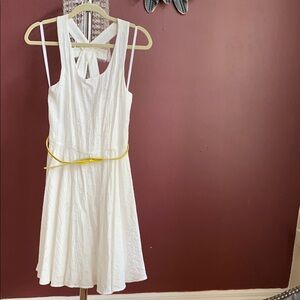 Sandra Darren Elegant White Sleeveless Midi Dress with Yellow Belt